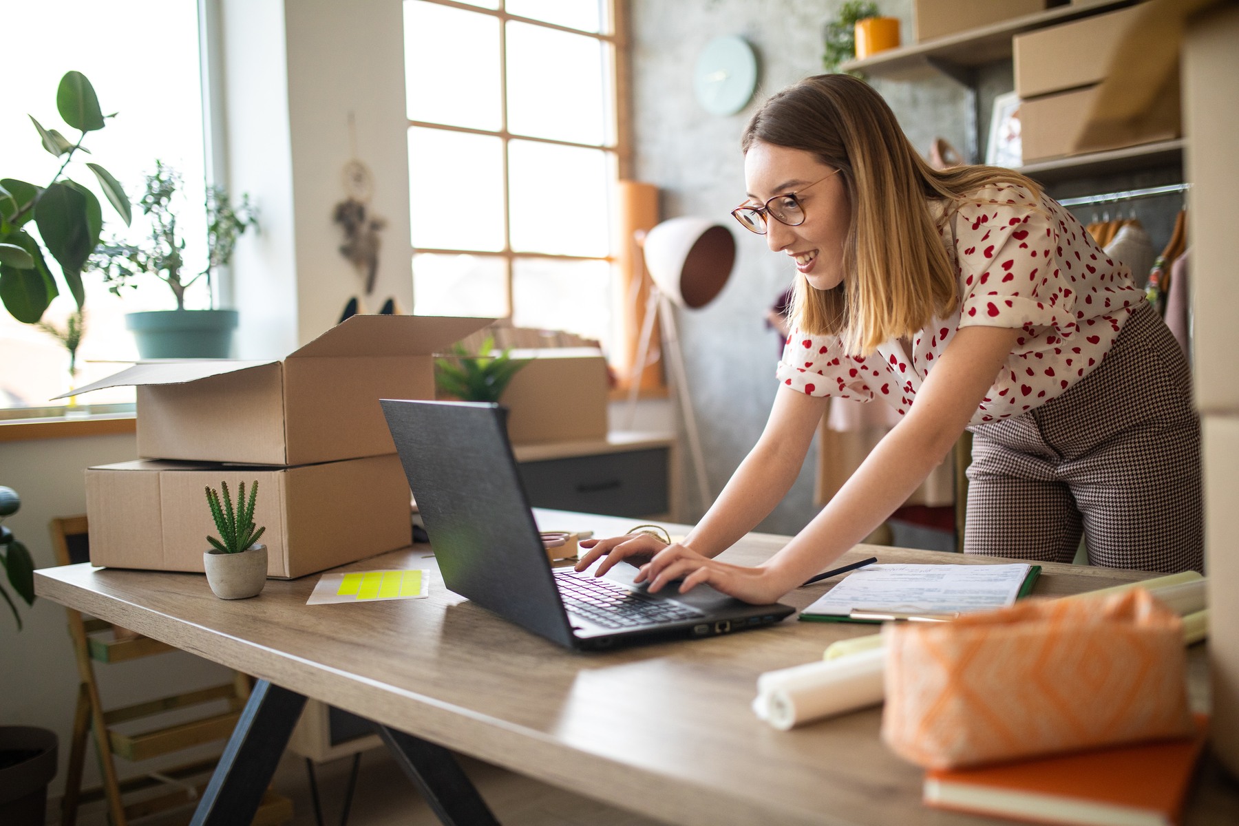 A female gig economy worker using a laptop. Gig workers can use small business accounting and tax prep services.